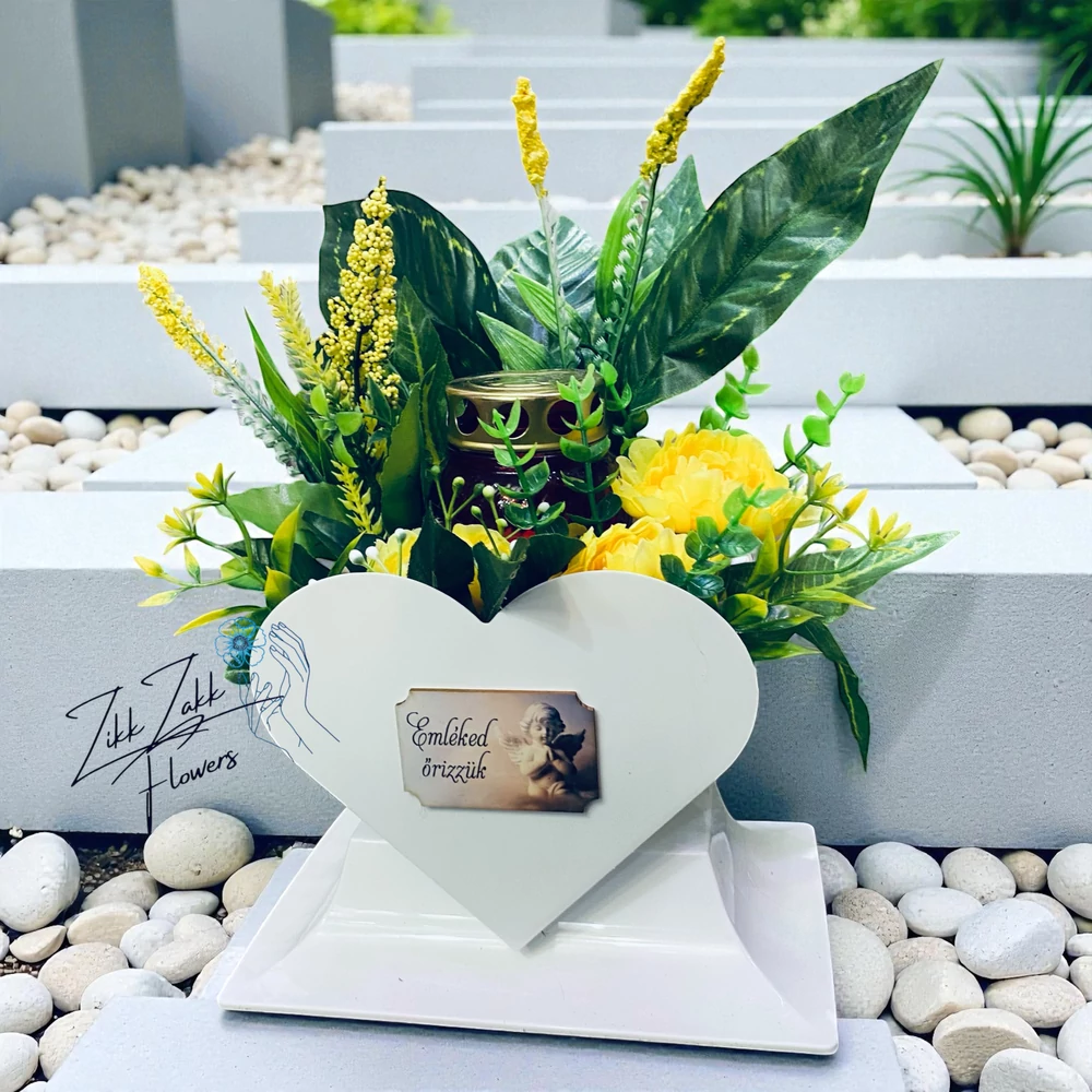 Fehér Szív Mécses kompozíció – Sárga Krizantémokkal