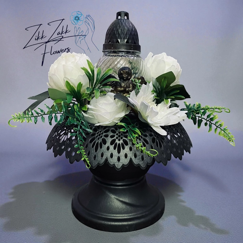 Fekete Angyalos Mécses kompozíció – Fehér Virágokkal
