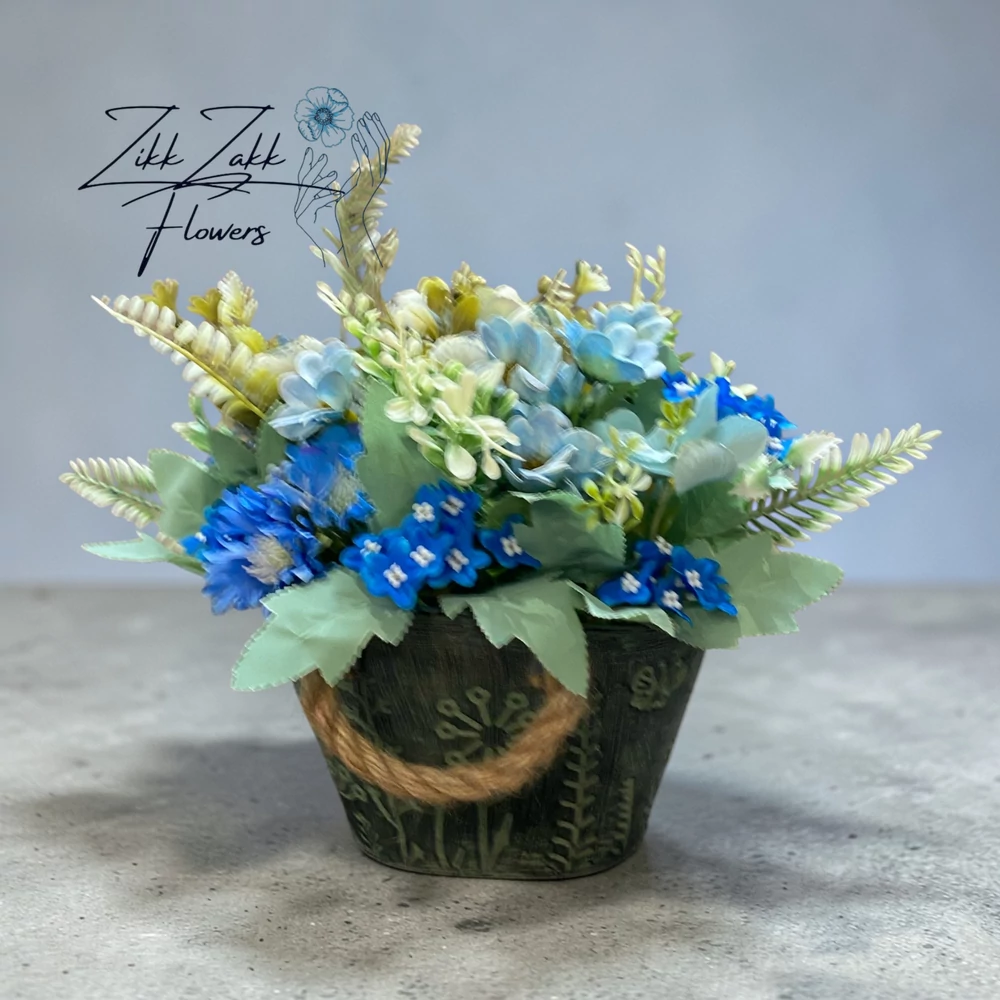 Kék virág kompozíció rusztikus kaspóban