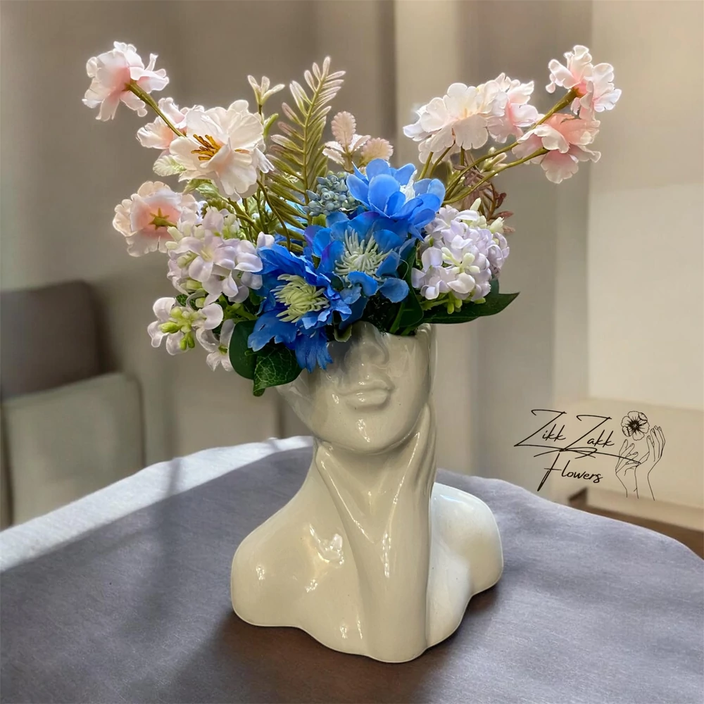 Virágkompozíció női fej kaspóban