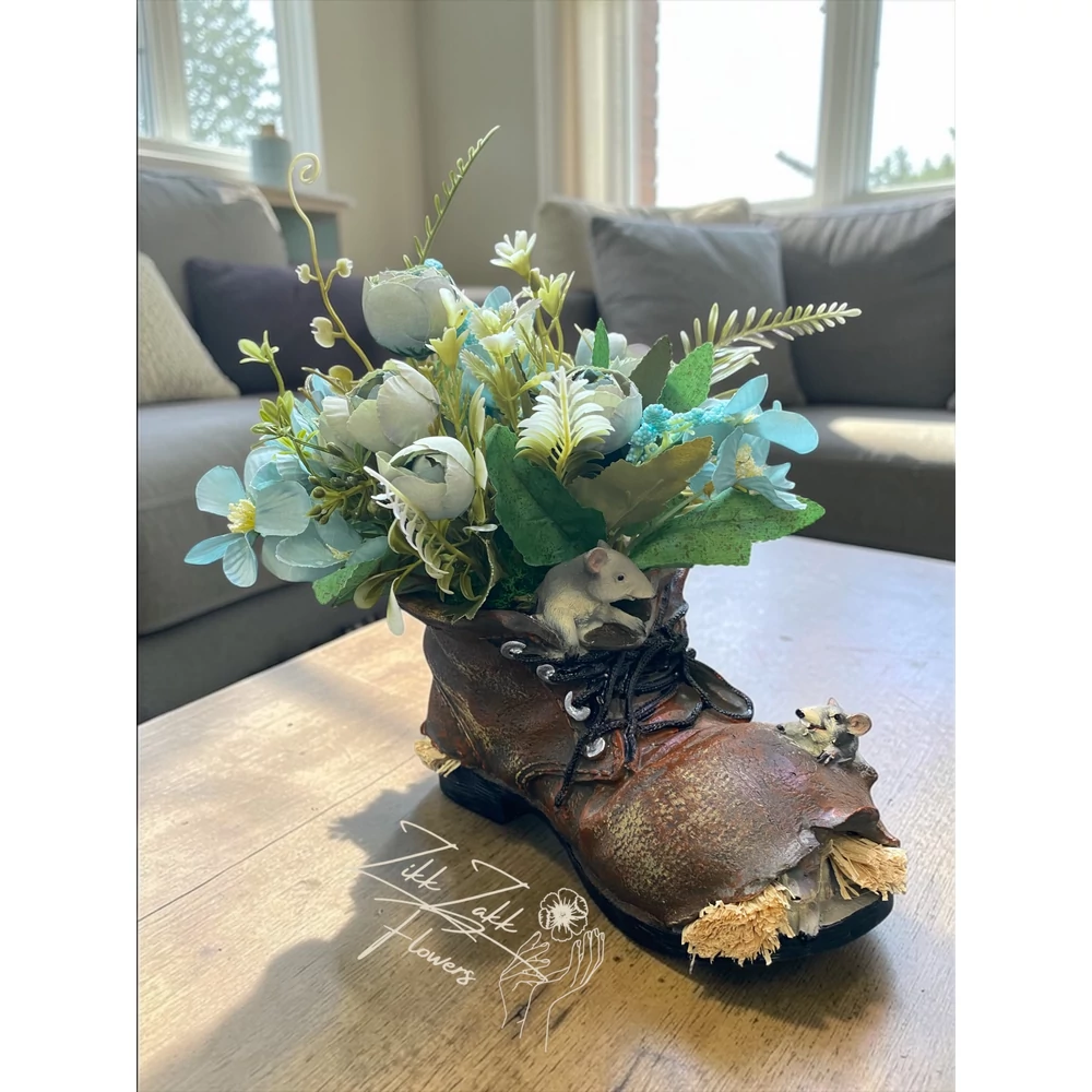 Egérkés bakancs kaspó virágkompozícióval