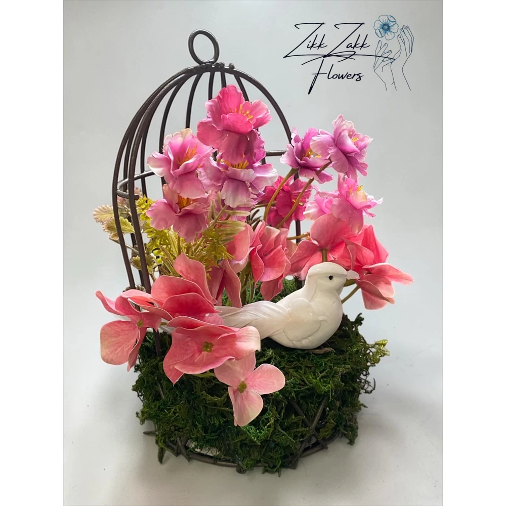 Madaras virágkompozíció kalitkában – rózsaszín örök virágokkal