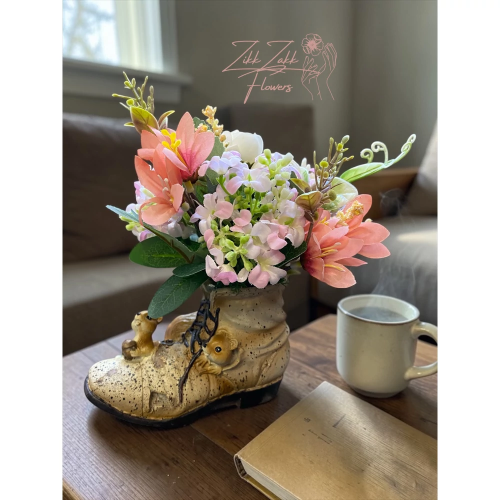 Mókusos bakancs kaspó tavaszi virágkompozícióval