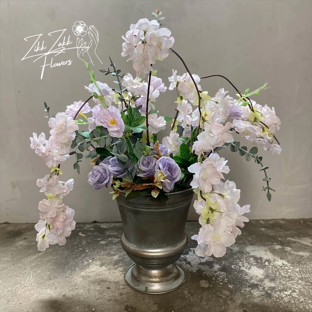 Cseresznyevirágos Tavaszi Virágkompozíció Fém Vázában