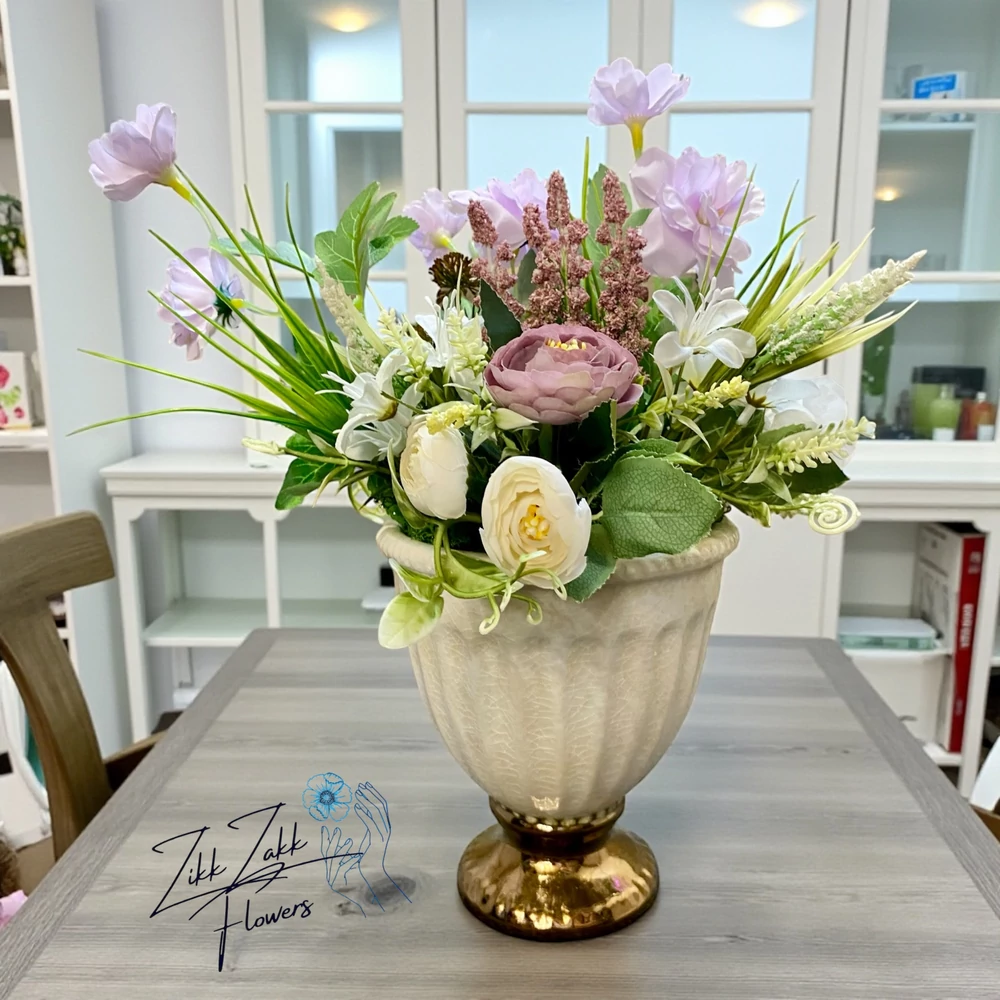 Klasszikus elegancia – világos kaspós kompozíció