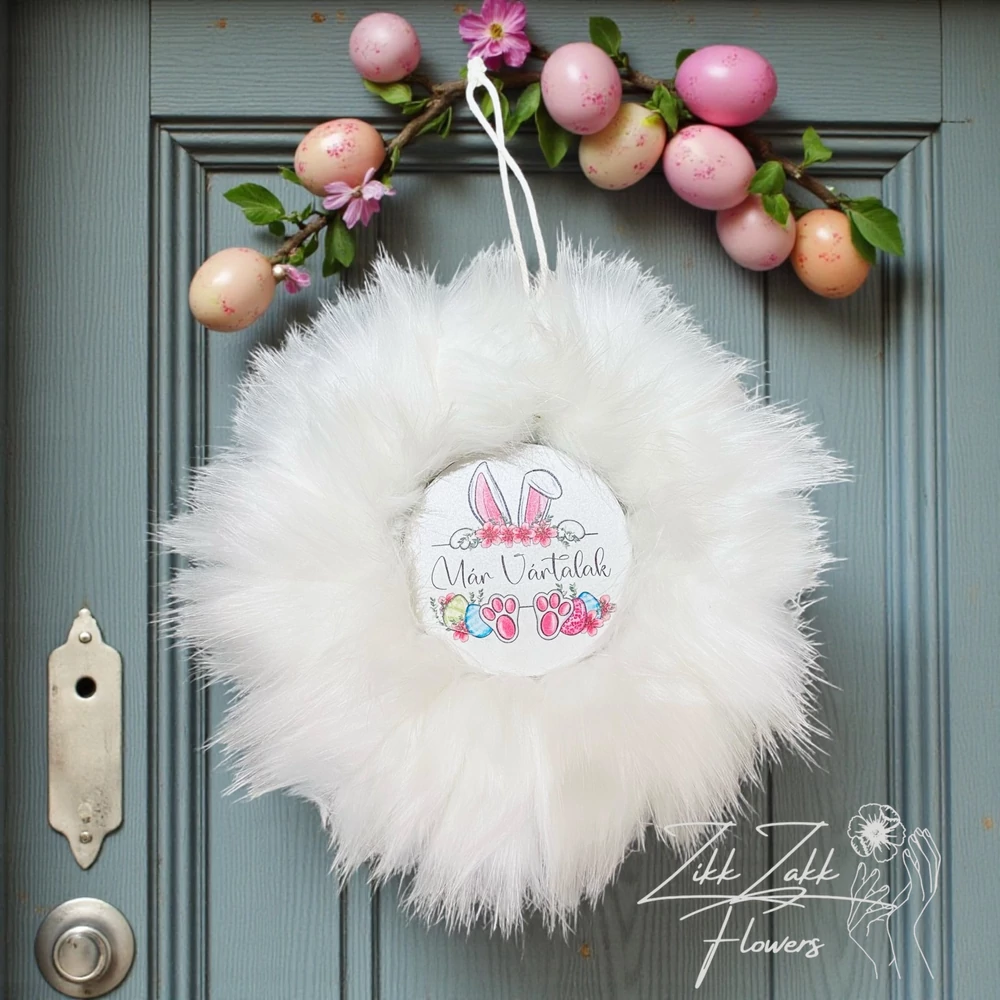 Prémium fehér prémes húsvéti ajtódísz „Már Vártalak” táblával 