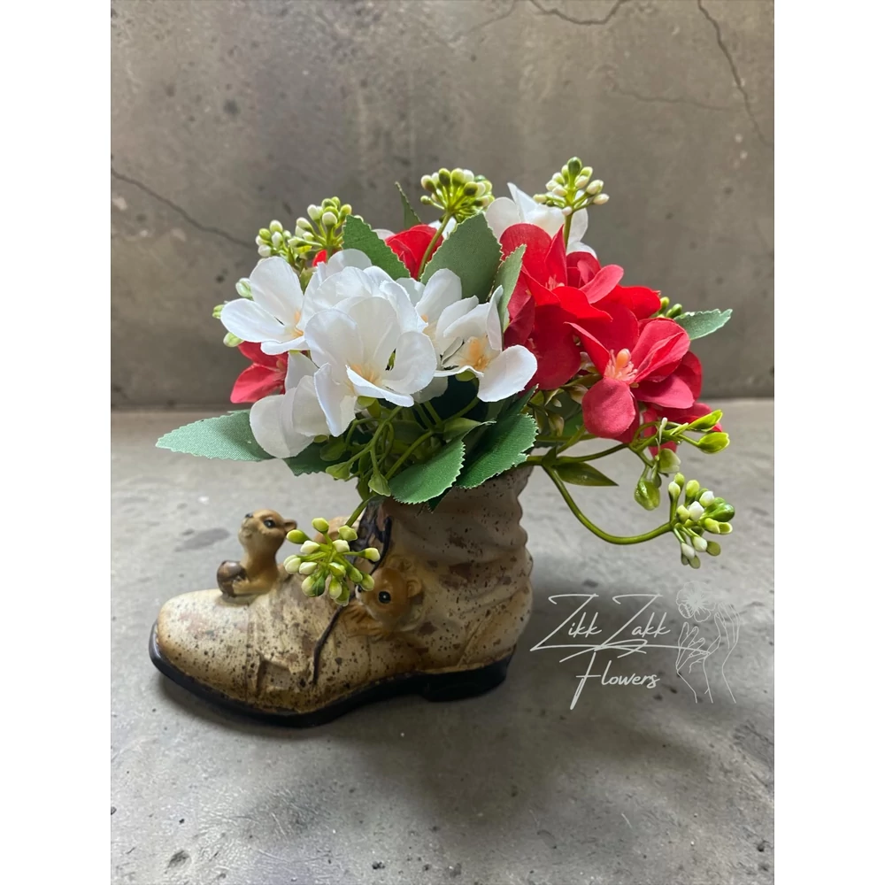 Virágkompozíció dekor bakancs kaspóban – mókus figurával