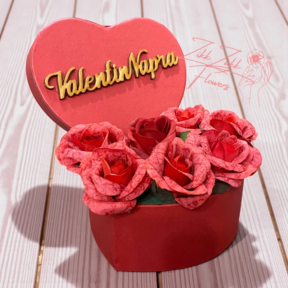 Piros szív doboz – piros rózsákkal, „Valentin Napra” felirattal