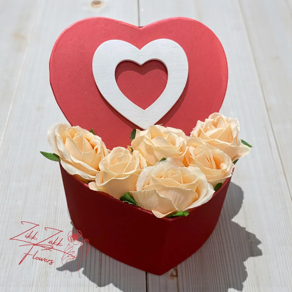 Szív doboz – krém rózsákkal