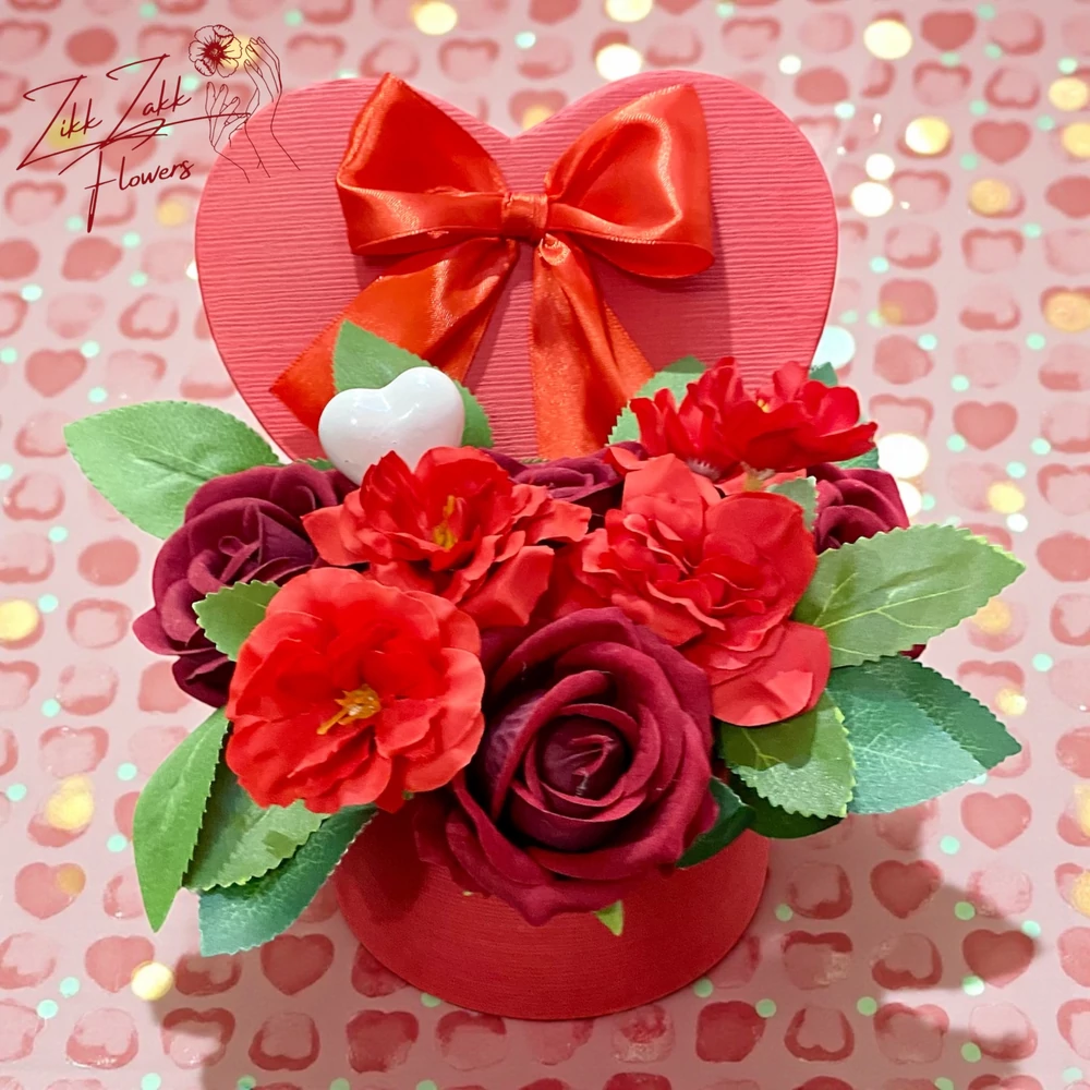Piros szív dobozos rózsakompozíció masnival