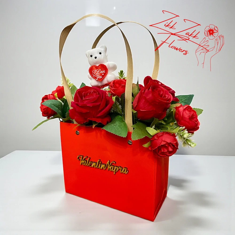 Valentin-napi rózsakompozíció dísztáskában macival