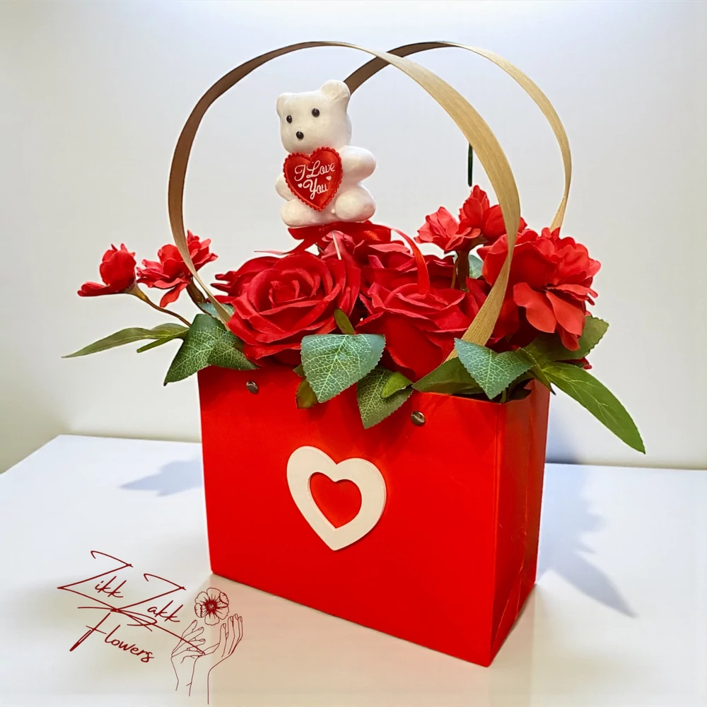 Valentin-napi piros táska – örök rózsákkal és macival