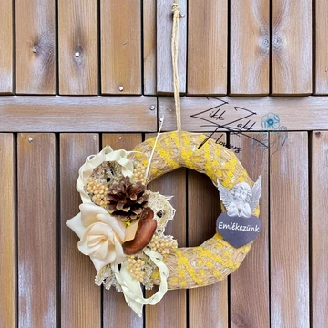 Sárga koszorú emlékező angyallal