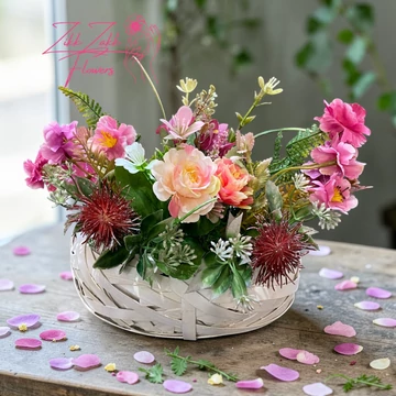 Vegyes virág kompozíció fonott kosárban 