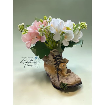 Virágkompozíció dekor bakancs kaspóban – fehér örök virágokkal