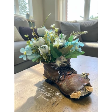 Egérkés bakancs kaspó virágkompozícióval