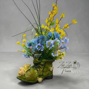 Madaras bakancs kaspó tavaszi virágkompozícióval