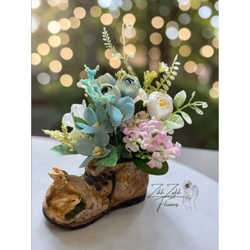 Nyuszis bakancs kaspó virágkompozícióval