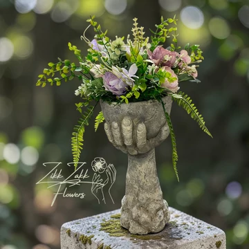 Kéz kaspós örök virág kompozíció