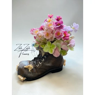 Egeres bakancs kaspó dús rózsaszín virágkompozícióval