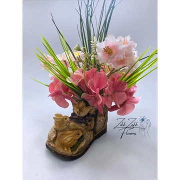 Nyuszis bakancs kaspó rózsaszín virágkompozícióval