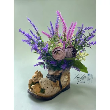 Nyuszis bakancs kaspó lila-mezős virágkompozícióval