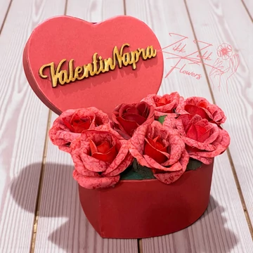 Piros szív doboz – piros rózsákkal, „Valentin Napra” felirattal
