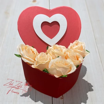 Szív doboz – krém rózsákkal