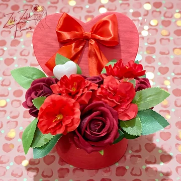 Piros szív dobozos rózsakompozíció masnival