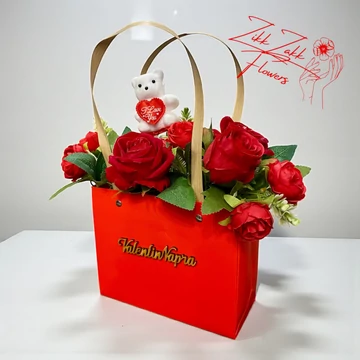 Valentin-napi rózsakompozíció dísztáskában macival