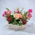 Vegyes virág kompozíció fonott kosárban 