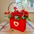 Valentin-napi piros táska – örök rózsákkal és macival